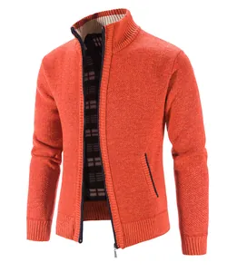 Dettaglio del cardigan in maglia arancione da uomo con fodera in pile e chiusura a cerniera