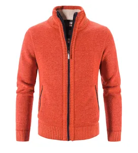 Dettaglio del cardigan in maglia arancione con fodera in pile e chiusura a zip