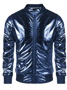 Detalle frontal que muestra la textura azul metálica de una chaqueta de disco