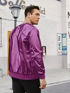 Vista posterior detallada de una chaqueta bomber disco morada metálica para hombre