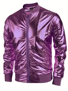 Detalle de una chaqueta bomber metálica morada brillante para hombre para fiestas disco