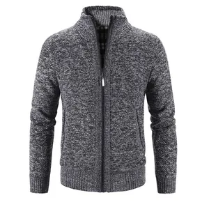 Cardigan da uomo in maglia spessa grigio con calda fodera in pile e chiusura a zip.
