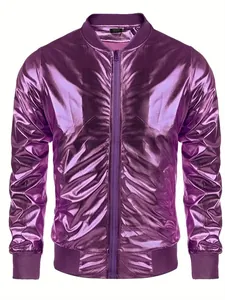 Detalle que muestra la textura metálica brillante de esta chaqueta bomber violeta disco