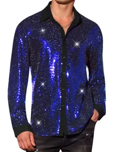 Detailweergave van een blauw glitterhemd voor heren met een zwarte contrasterende kraag