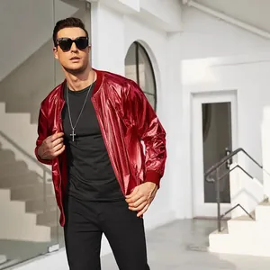 Chaqueta bomber para hombre en rojo metálico brillante para fiesta disco de los 70.
