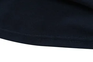 Μακροεντολή λεπτομέρεια στριφώματος μαύρου ανδρικού πουλόβερ με ανθεκτική διπλή ραφή