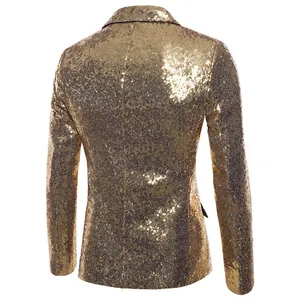 Achteraanzicht van een glinsterende gouden pailletten blazer voor herenoptredens.