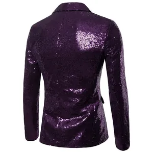 Detail achteraanzicht van een paarse herenblazer met pailletten voor podium en nachtclub