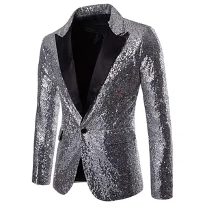 Prachtig detail van een zilveren pailletten blazer voor heren met stijlvolle zwarte revers