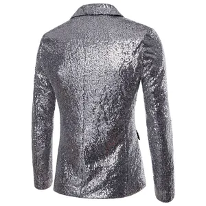 Gedetailleerd achteraanzicht van een zilveren pailletten blazer voor heren op het podium