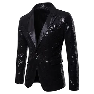 Detailweergave van een zwarte herenblazer met lovertjes en satijnen revers voor shows
