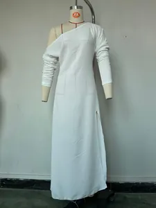 Vue détaillée d'une robe en tricot blanc à manches longues avec fente latérale et plis
