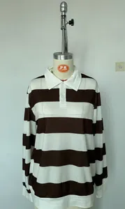 Detailansicht eines locker sitzenden Langarm-Poloshirts mit braun-weißen Streifen.