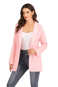 Vooraanzicht van de roze getailleerde blazer met nadruk op de revers en pasvorm.