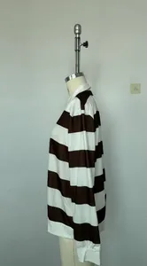 Detailansicht eines braun-weiß gestreiften Langarm-Poloshirts auf einer Schaufensterpuppe