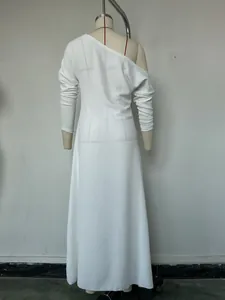 Vue arrière d'une élégante robe longue en tricot blanc à manches longues et texture gaufrée
