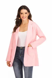 Gedetailleerd overzicht van een stijlvolle roze slim fit blazer met reverskraag