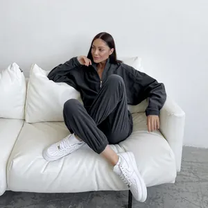 Vue détaillée d'un ensemble de survêtement de sport gris confortable pour femmes