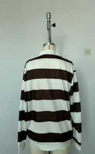Detailansicht der Rückseite eines braun-weiß gestreiften langärmeligen Poloshirts