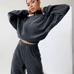 Détail d'un ensemble de sport en polaire gris anthracite avec demi-zip pour femmes