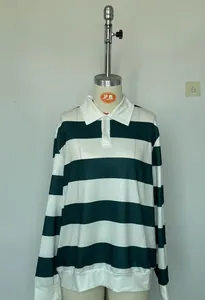 Detailansicht eines locker geschnittenen, grün-weiß gestreiften Langarm-Poloshirts