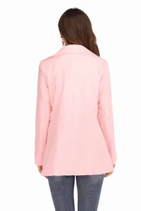 Elegante achterkant van een nauwsluitende roze blazer voor dames met een reverskraag