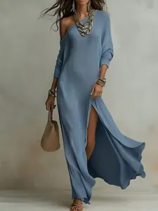 Vue complète robe longue élégante bleu clair en tricot à manches et fente haute