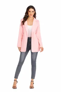Gedetailleerd vooraanzicht van een stijlvolle roze slim fit blazer met reverskraag.
