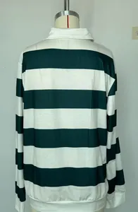 Rückansicht eines locker sitzenden Langarm-Poloshirts mit grünen und weißen Streifen.