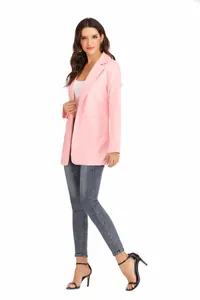 Detailweergave van een roze damesblazer met smalle pasvorm, revers en grote zakken.