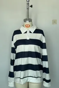 Detailansicht eines schwarz-weiß gestreiften langärmeligen Oversized-Poloshirts auf Mannequin.