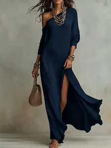 Détail de la robe maxi en maille plissée bleu marine avec fente latérale élégante