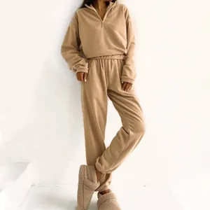 Ensemble de détente beige en polaire avec sweat à demi-zip et jogging assorti