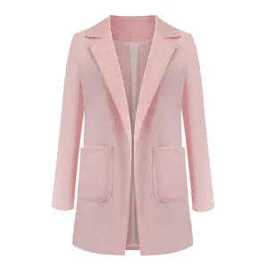 Detail van een elegante roze getailleerde damesblazer met zakken en reverskraag