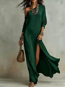 Élégante robe longue plissée vert foncé avec col bateau et fente latérale haute de qualité