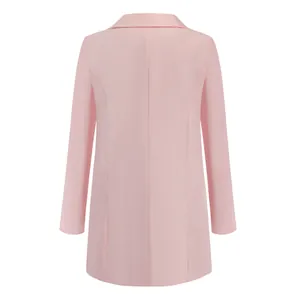 Gedetailleerd achteraanzicht van een stijlvolle roze slim fit blazer met revers voor dames