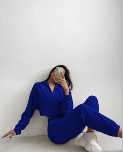 Ensemble jogging femme bleu cobalt avec sweat à demi-zip et pantalon décontracté.