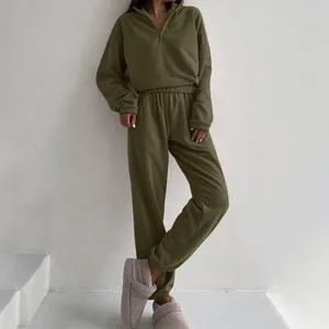 Vue d'ensemble de l'ensemble de sport olive pour femme avec sweat à col zippé