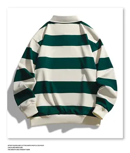 Rückansicht eines locker sitzenden grün-weiß gestreiften langärmligen Polo-Shirts