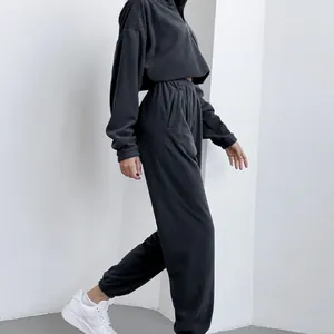 Vue latérale d'un ensemble de survêtement en polaire gris foncé pour femme avec demi-zip