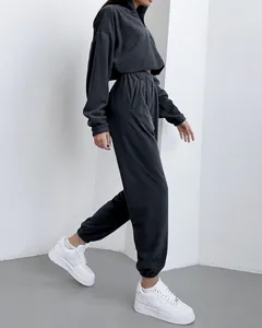 Détail de profil d'un ensemble de survêtement en polaire gris élégant pour femmes