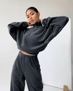 Détail de l'ensemble de jogging en polaire gris anthracite pour femme