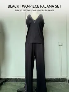 Dettaglio completo del set due pezzi nero con top scollo a V e pantaloni a gamba larga