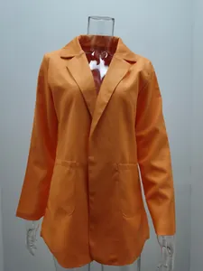 Vooraanzicht van een levendige oranje dames blazer met reverskraag en twee zakken