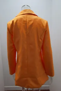 Gedetailleerd achteraanzicht van een feloranje getailleerde damesblazer met elegante kraag.