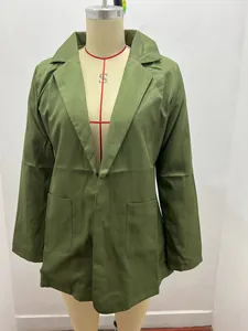 Gedetailleerde weergave van olijfgroene damesblazer met revers op een etalagepop.