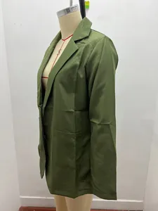 Zijprofiel detail van een olijfgroene getailleerde damesblazer op een etalagepop.