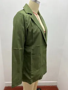 Gedetailleerd zijaanzicht van een nauwsluitende legergroene damesblazer met een reverskraag