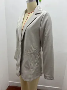 Gedetailleerd zijpanel van een grijze slim fit damesblazer met revers en zakken op een etalagepop