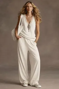 Vista completa dell'elegante set lounge con top senza maniche scollo a V e pantaloni larghi